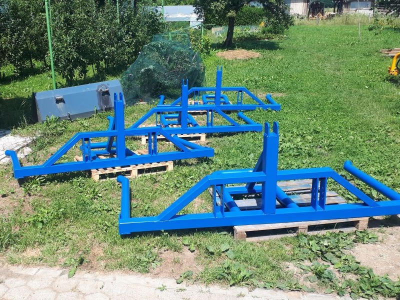 Dvojne nastavljive vile za bale so namenjene učinkoviti manipulaciji in transportu okroglih bal sena, slame in silažnih bal. Priklop II kategorije Primerne za prednjo hidravliko Robustna konstrukcija Širina 230 cm Višina 95cm Teža 200kg Razmak med cevmi 85cm-125cm Nosilnost 2200kg Dvojne nastavljive vile.
